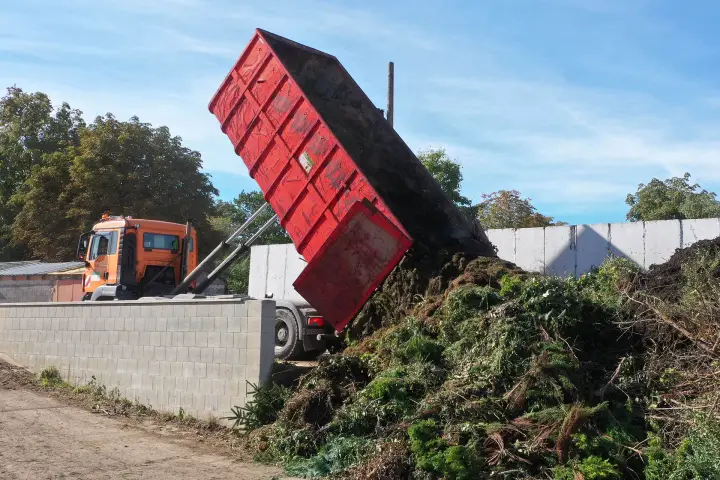Container-Entleerung auf unserem Recycling-Hof